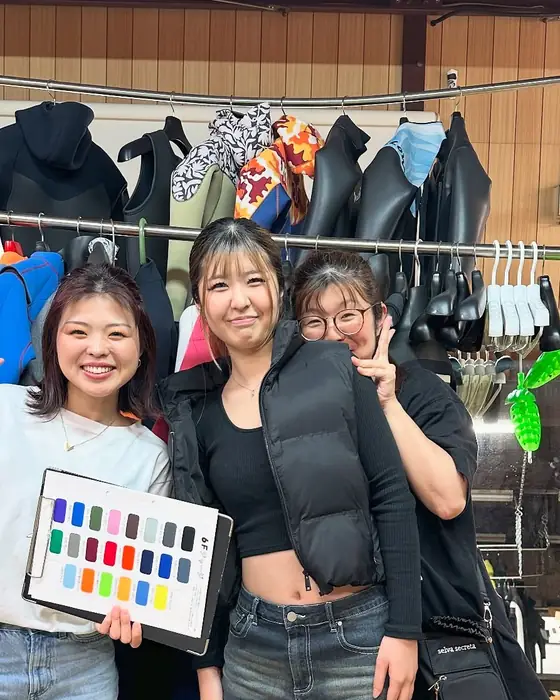 ご来店のお客様とスタッフの記念写真